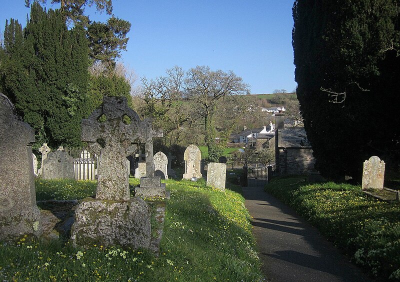 File:Churchyard, Altarnun - geograph.org.uk - 4701170.jpg