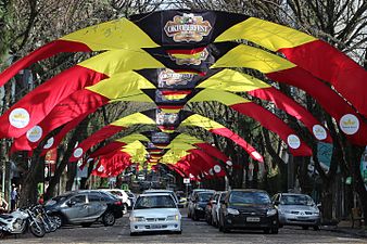 La ĉefstrato de la grandurbo dum Oktoberfest