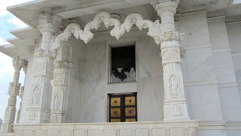 File:Column details birla mandir.JPG