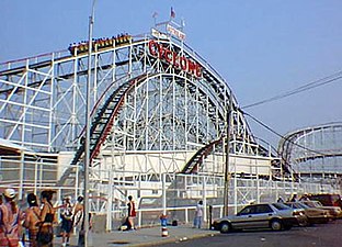 Coney Island egyik nevezetes hullámvasútja, a Cyclone