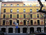 *1963-Consell de Cent 365 (avui: Consell de Cent 371). Una de les primeres cases edificades seguint les coordenades del Pla Cerdà. Promotor: Josep Cerdà Soler. Arquitecte: Antoni Valls Galí. Decorats a la façana: Antonio Pascutti i Achille Battistuzzi.*1881-Consell de Cent 365. Matas (Joan), estoreria.*1886-Consell de Cent 375 (avui: Consell de Cent 371). Matas (Joan), estoreria.**Gascón (Josep), rellotgeria.*1896-Consell de Cent 375. Matas (Joan), estoreria.**Mensa (Francesc), rellotgeria.**Pàmies (Marià), representant, 1r pis, 1ª porta.Llavall Molins (Anna), propietari. Viu alcarrer Llúria nº 82.*1901-Consell de Cent 375. Bustamante (Encarnació), acadèmia de tall.**Matas (Joan), estoreria.**Mensa (Francesc), rellotgeria.**Pàmies (Marià), comissionista.**Acadèmia Preparatòria per a carreres militartsw.**Llavall Molins (Anna), propietària. Llúria nº 82.*1903-Consell de Cent 375. Acadèmia preparatòria per a carreres militars.**Bustamante (Encarnació), acadèmia de tall i confecció.**Forn (Pere), grans.**Matas (Joan), estoreria.**Mensa (Francesc), rellotgeria.**Miró (Antoni), confikteria.**Pàmies (Marià), comissionista.**Ripoll i Salavera, instructors de l'Acadèmia Militar.**Sobrevia (Geroni), carboneria.**Llavall Molins (Anna), propietària. Viu a Llúria nº 82.*1905-Consell de Cent 371. Acadèmia preparatòria per a carreres militars.**Matas (Joan), estoreria.**Mensa (Francesc), rellotgeria.**Pàmies (Marià), comissionista,**Ripoll i Salavera, professors de l'Acadèmia per a carreres militars.**Rodríguez Roda (Patrici), secretari del Jutjat Municipal de la Universitat.**Sobrevia (Geroni), carboneria.**Verd (Dolors), propietària. Viu al carrer Llúria nº 62. *1908-Consell de Cent 371. Martí Puig (J.), metge.**Matas (Joan), estoreria.**Mensa (Francesc), rellotgeria.**Salavera (Francesc), Acadèmia preparatòria per a carreres militars.**La Sirena, carnisseria.**Sobrevia (Geroni), carboneria.**Verd (Dolors), propietària, viu al carrer Llúria 62.*1915-Consell de Cent 371. Casals (Fermí), restaurador de mobles.**Causadias (Joan), bacallaner i carnisseria.**Mensa (Francesc), rellotgeria.**Salavera (Salvador), Acadèmia militar, 1r pis, 1ª porta.**Llugan (Adela), carboneria.