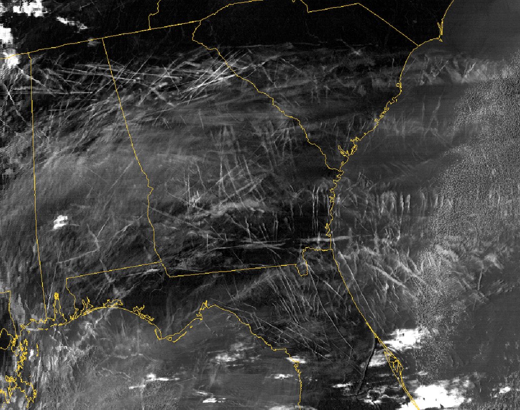 1024px-Contrails_nasa2004October13.jpg