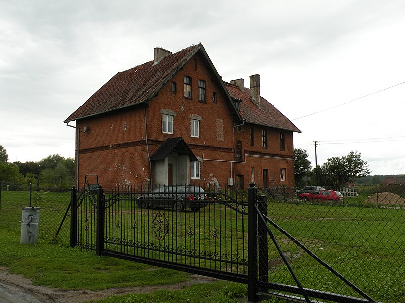 File:Dąbrówka Wielka nakolonii.JPG