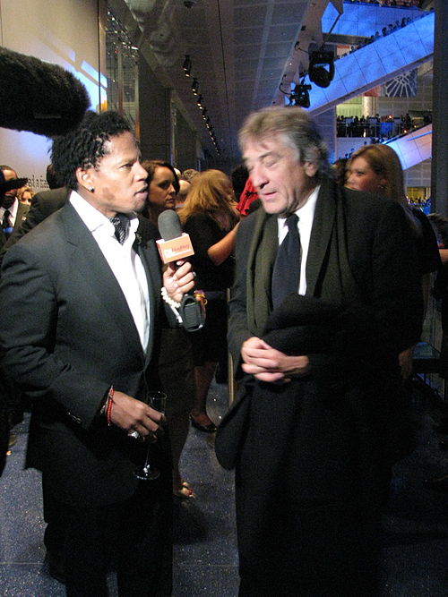 Hughley with Robert De Niro in 2009