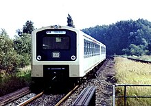 Triebzug der Baureihe 472 in ozeanblau-beiger Lackierung und mit Fallblattanzeige, 1975