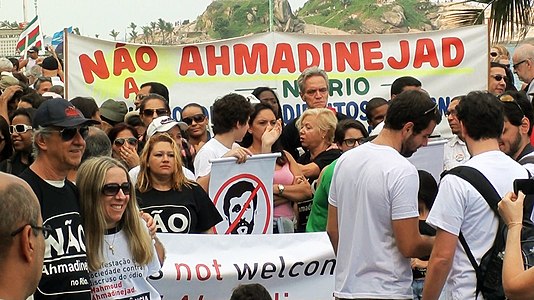 Manifestacio kontraŭ la prezidanto de Irano, Mahmoud Ahmadinejad, dum la Rio+20 konferenco en Brazilo, junio 2012