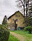 Landhaus: repräsentativer Satteldachbau mit hölzerner verglaster Laube, um 1880;
Reste der Gartenanlage mit kleinem Garten- und Spielhaus, holzverscha...