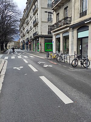 DoubleSensCyclable SensVoiture PlaceVaucanson Grenoble.jpg