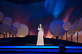 Dina Garipova vystupuje na pódiu Eurovision Song Contest 2013 v Malmö s písní "What If"