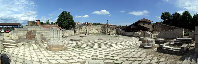 File:Eger castle - ruins of the romanesque basilica.JPG