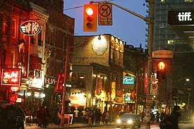 Entertainment District от John Street и King Street West 