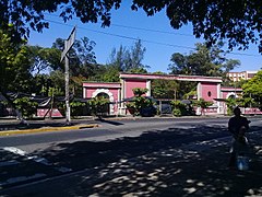 Ingresso principale della sede dell'Università di El Salvador, vista sud-ovest (1).jpg