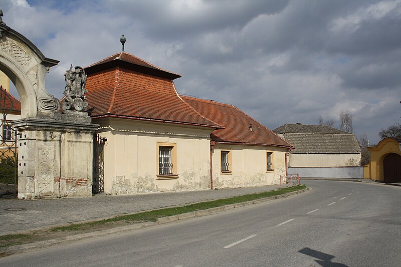 File:Entrance building of Dalešice Chateau, Třebíč District.jpg