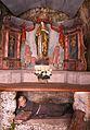 Grotte St-Ursanne mit liegendem Heiligen St. Ursicinus