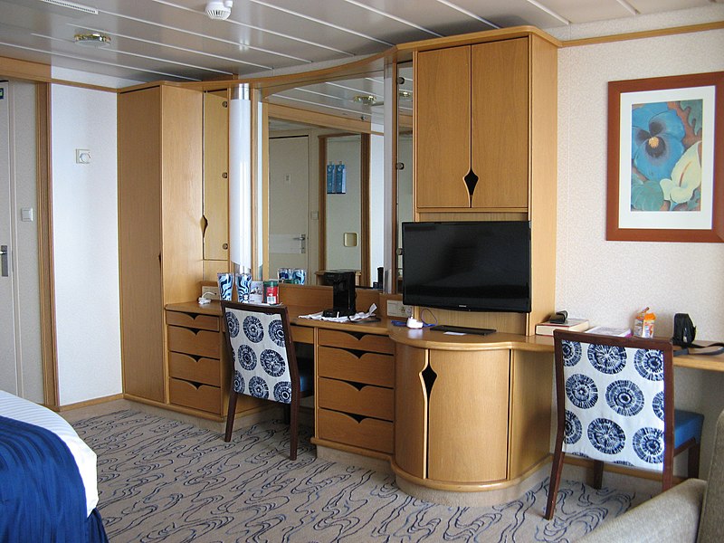 File:Explorer of the Seas junior suite 04.jpg