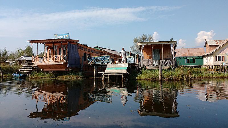 File:FLOATING HOUSES AT DAL LAKE.jpg