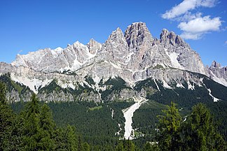 Die Südseite der Cristallogruppe mit dem Monte Cristallo rechts der Bildmitte, der Cima di Mezzo links davon und dem Piz Popena auf der rechten Seite