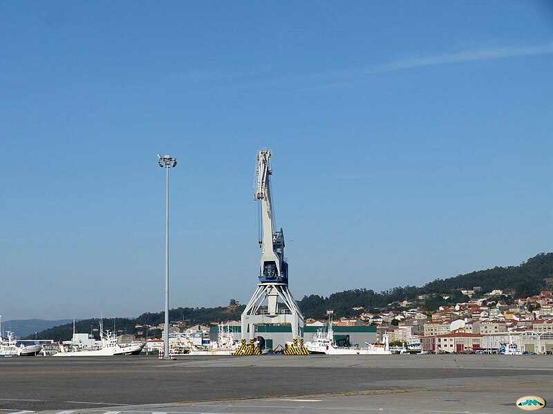 File:Farola y grúa en el puerto de Marín (10754328805).jpg