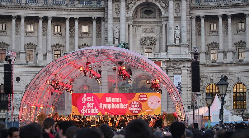 File:Fest der Freude 8 Mai 2013 Wiener Heldenplatz 20 Bertrand de Billy Wiener Symphoniker.jpg