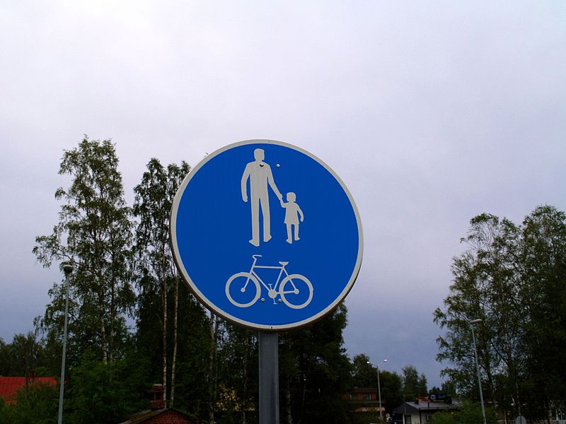 File:Finnish combined pedestrian and cycle path road sign.jpg