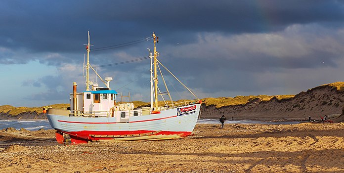 Насукан рибарски брод на данској обали.
