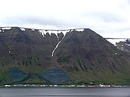 Eyrarfjall med Flateyri i förgrunden.