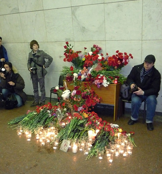 http://upload.wikimedia.org/wikipedia/commons/thumb/e/e0/Flowers_at_lubyanka_mourn.jpg/557px-Flowers_at_lubyanka_mourn.jpg