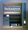Früher Bankautomat von Nixdorf retouched.jpg