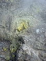 Fumarole in de Solfatara. Het gele gedeelte zijn zwavel-afzettingen