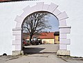 English: Gate of the former fortress in Chlum (Křemže). Čeština: Brána tvrze v Chlumu (Křemže).