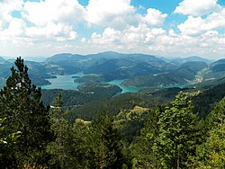 Vue aérienne sur le lac Zaovine