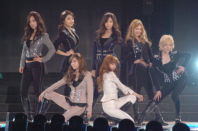 2012년 "The Boys" 공연 중의 소녀시대.