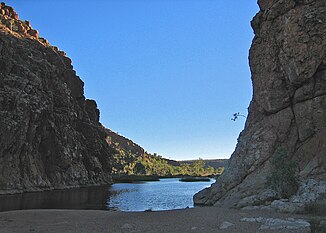 Glen Helen Gorge'daki kalıcı su birikintisindeki Finke Nehri