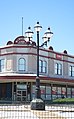 English: A lamp in a roundabout on Grey St, the main street of Glen Innes, New South Wales