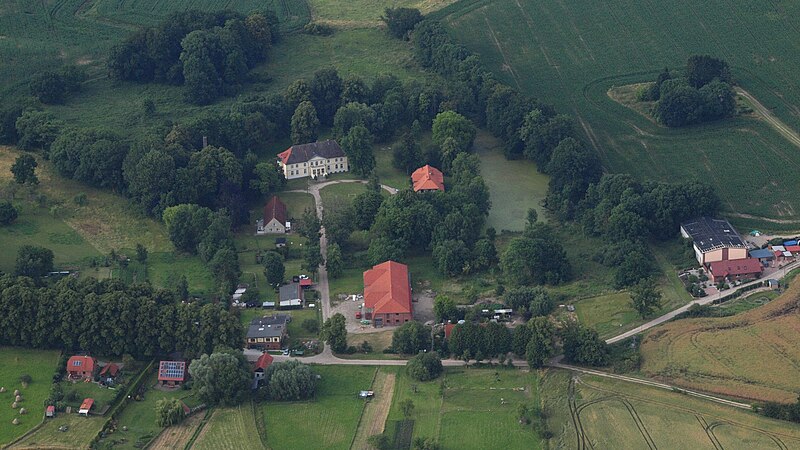 File:Goldebee, Gutshaus Goldebee, Luftaufnahme 2014.JPG