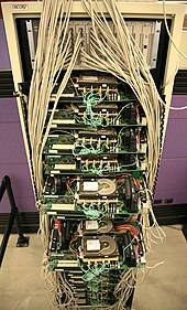 Los primeros servidores de Google, que muestran muchos cables y placas de circuito expuestos