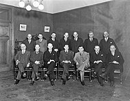 Fotografía en blanco y negro de catorce hombres en dos filas.
