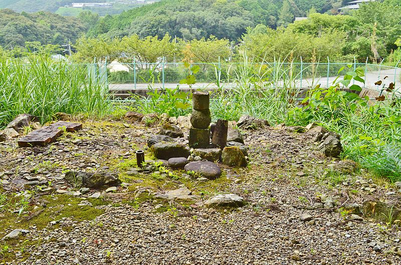 File:Grave of Kagawa Chikakazu.jpg