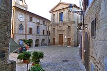 La Facciata della chiesa San Giovanni Battista presso Piazza Peretti (borgo antico)