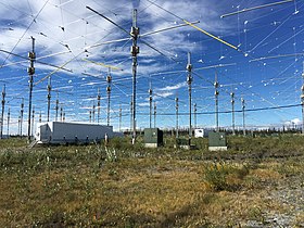 HAARP, uma matriz de fase de 180 dipolos cruzados no Alasca que pode transmitir um feixe de ondas de rádio de 3,6 MW em frequências de 3 a 10 MHz na ionosfera para fins de pesquisa