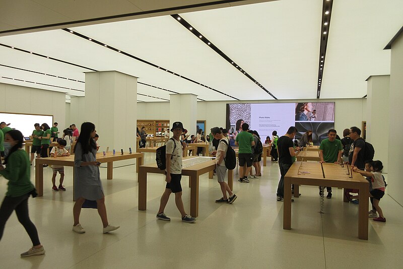 File:HK Kwan Tong APM Mall shop Apple Store n visitors May 2017 IX1 (4).jpg