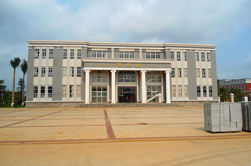 File:Haikou College of Economics - swimming pool 01.jpg