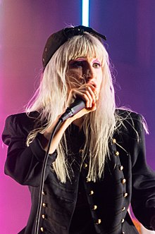 Hayley Williams i Royal Albert Hall - 19. juni 2017 - 09 (beskåret) .jpg