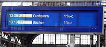 Anzeigetafel an den Treppen zu den Gleisen mit den Zugpositionen in Übereinstimmung mit den Anzeigetafeln auf dem Bahnsteig (seit 2015)