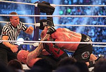 Undertaker aplicando una Hell's Gate a Brock Lesnar.