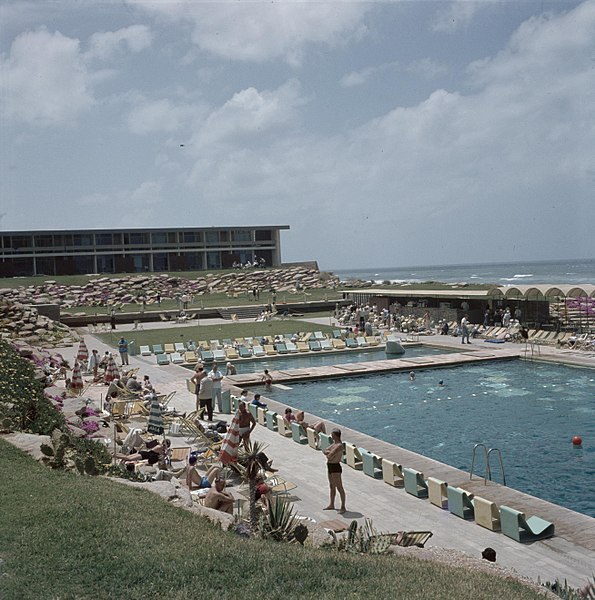 File:Herzlia. Hotel Accadia gezicht op het openluchtzwembad, de zonneterrassen en ee, Bestanddeelnr 255-9256.jpg