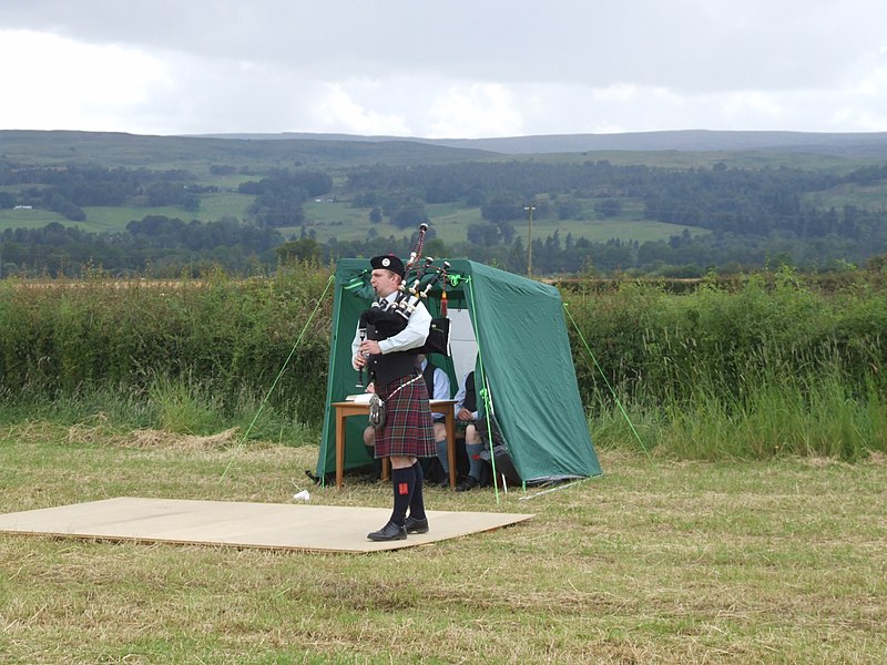 File:Highland games bagpiper 2.JPG