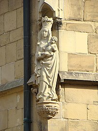 Die heutige Marienfigur wurde einer frühgotischen, zerstörten Figur (1350) nachempfunden.