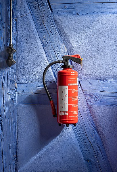 File:Hohenloher Freilandmuseum - Baugruppe Mühlental - Mahlmühle aus Weipertshofen - Flur - blaue Wand mit Feuerlöscher (2).jpg