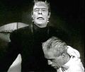 Karloff como el Dr. Niman junto a la Criatura (Glenn Strange) en House of Frankenstein.